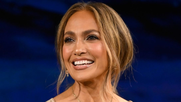 Featured image for Jennifer Lopez Is a Y2K Vision in Chunky, High-Contrast Highlights  — See Photo